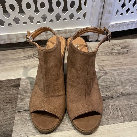 Camel colored suede peep toe sandals! - Picture 6 of 6